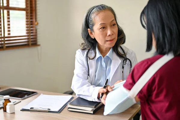 Médecin Orthopédique Asiatique Senior Professionnel Consultant Plan Chirurgical Avec Une — Photo