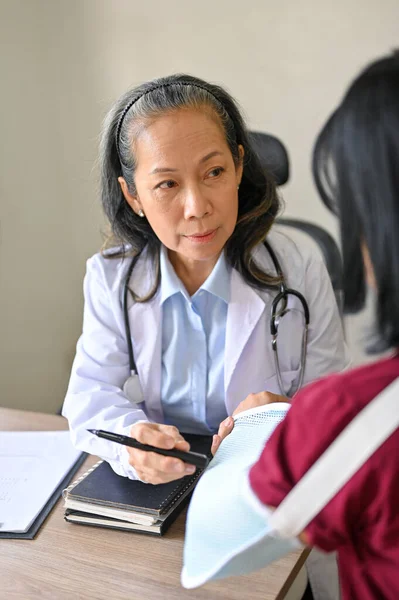 Professionnel Asiatique Senior Médecin Orthopédique Consultant Plan Chirurgie Avec Une — Photo