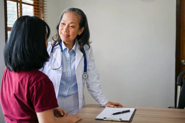 Professionnel Senior Asiatique Femme Médecin Consulter Plan Traitement Médical Avec — Photo