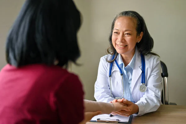 Souriant Positif Médecin Orthopédique Asiatique Senior Suivi Cas Médical Patiente — Photo