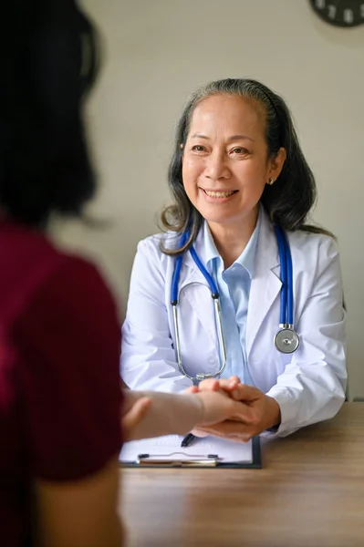 Positif Une Professionnelle Asiatique Senior Médecin Orthopédique Suivi Cas Médical — Photo
