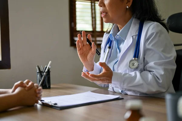 Image Gros Plan Une Femme Médecin Asiatique Professionnelle Ayant Une — Photo