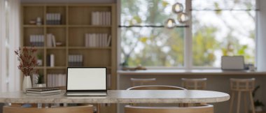 Laptop beyaz ekran maketi, dekor ve fotokopi alanı rahat ve minimal çalışma odasındaki bir masanın üstüne. 3d görüntüleme, 3d illüstrasyon