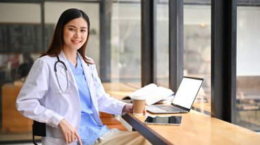 Çekici ve zeki Asyalı bayan doktor bir kafede çalışan üniformalı bir kumanda. Tıp insanları konsepti