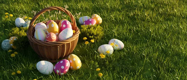 Güzel Yeşil Bir Çayırda Renkli Paskalya Yumurtaları Olan Hasır Bir — Stok fotoğraf
