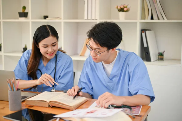 Δύο Έξυπνοι Νέοι Φοιτητές Ιατρικής Μελετούν Και Ερευνούν Μαζί Ιατρικές — Φωτογραφία Αρχείου