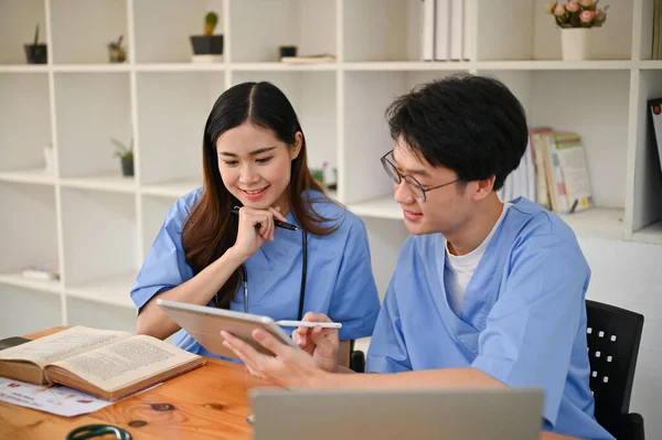 Δύο Έξυπνοι Νέοι Ασιάτες Φοιτητές Ιατρικής Χρησιμοποιούν Ψηφιακή Ταμπλέτα Προετοιμάζονται — Φωτογραφία Αρχείου