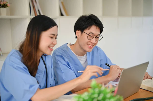 Zwei Intelligente Und Glückliche Junge Medizinstudenten Studieren Und Machen Gemeinsam — Stockfoto