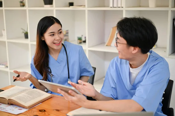 Deux Jeunes Étudiants Asiatiques Intelligents Médecine Discutent Leurs Cas Médicaux — Photo