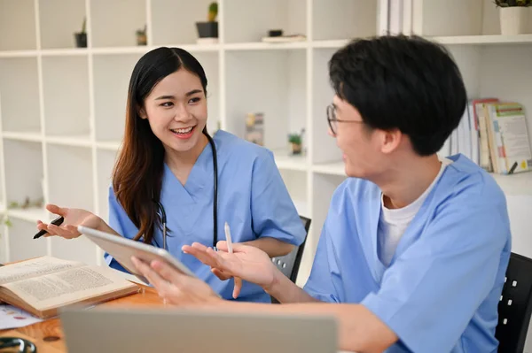 两名快乐聪明的年轻亚洲医科学生正在课堂上讨论他们的医疗案例 — 图库照片