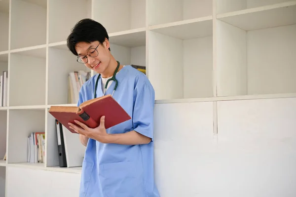 Zeki Yakışıklı Asyalı Erkek Tıp Öğrencisi Gözlük Takıyor Tıp Fakültesinin — Stok fotoğraf
