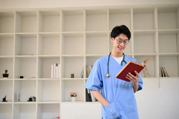 Έξυπνος Νεαρός Ασιάτης Φοιτητής Ιατρικής Φορώντας Γυαλιά Και Διαβάζοντας Ένα — Φωτογραφία Αρχείου