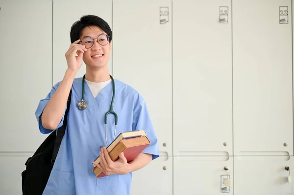Έξυπνος Και Όμορφος Νεαρός Ασιάτης Φοιτητής Ιατρικής Στολή Στέκεται Στα — Φωτογραφία Αρχείου