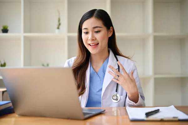 Επαγγελματική Millennial Ασίας Γυναίκα Γιατρός Έχει Online Ιατρική Συμβουλευτική Τον — Φωτογραφία Αρχείου
