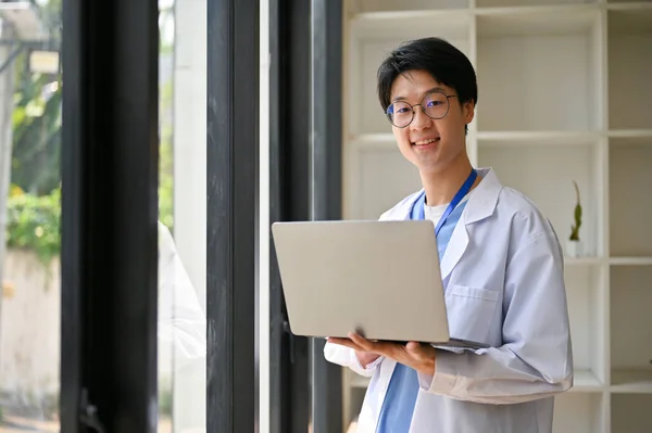 Έξυπνος Και Όμορφος Νεαρός Ασιάτης Φοιτητής Ιατρικής Λευκό Φόρεμα Στέκεται — Φωτογραφία Αρχείου
