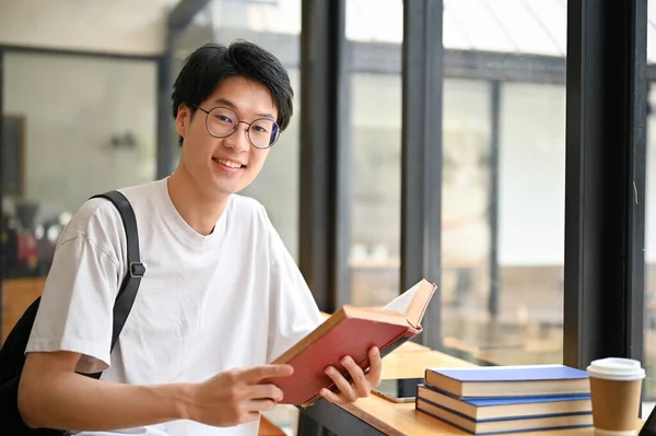 Smart Und Hübsch Junge Asiatische Männliche College Student Mit Brille — Stockfoto