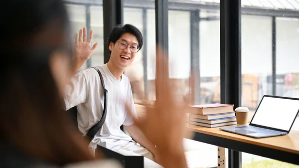 Sorrindo Alegre Jovem Estudante Universitário Asiático Acenando Com Mão Para — Fotografia de Stock