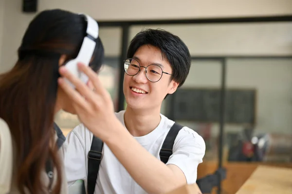 Fröhlicher Junger Asiatischer Mann Trägt Seiner Freundin Kopfhörer Und Verbringt — Stockfoto