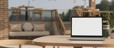 Güzel bir restoranda ya da kahve dükkanında, ahşap masada dizüstü bilgisayar beyaz ekran modeli. İş yeri konsepti. 3d görüntüleme, 3d illüstrasyon