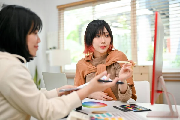 Två Professionella Och Begåvade Asiatiska Kvinnliga Grafiska Formgivare Som Arbetar — Stockfoto