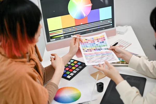 Zbliżenie Obrazu Dwóch Projektantek Planujących Wspólnie Nowy Projekt Wybierających Kolor — Zdjęcie stockowe