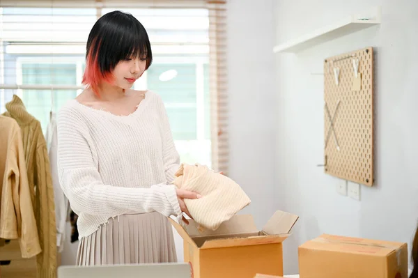 Красивая Молодая Азиатская Продавщица Модной Одежды Упаковывает Товар Картонную Коробку — стоковое фото