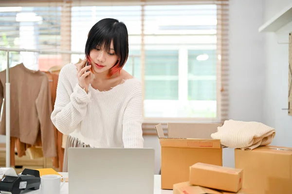 Зосередився Молодій Азіатській Жінці Підприємці Малого Бізнесу Яка Розмовляла Телефону — стокове фото