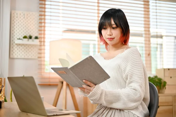 Mulher Asiática Jovem Bonita Com Foco Leitura Livro Verificando Seu — Fotografia de Stock