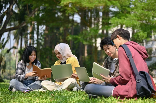 一群聪明的来自亚洲各地的年轻大学生正在为他们的入学考试做准备 他们正在校园公园里一起讨论和集思广益 — 图库照片