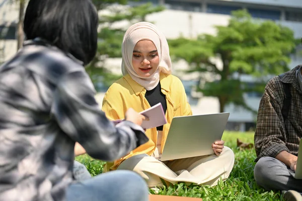 Amistosa Joven Asiática Musulmana Estudiante Universitaria Hablando Discutiendo Trabajo Con —  Fotos de Stock