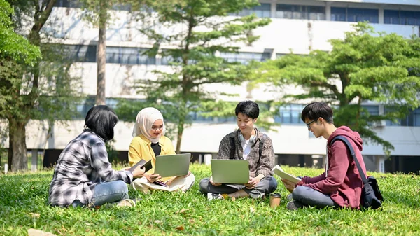 아시아 출신의 행복하고 대학생들 캠퍼스 공원에서 노트북을 사용하며 프로젝트를 진행하고 — 스톡 사진