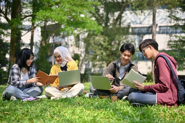 Grupo Jóvenes Inteligentes Estudiantes Universitarios Asiáticos Diversos Están Compartiendo Sus —  Fotos de Stock