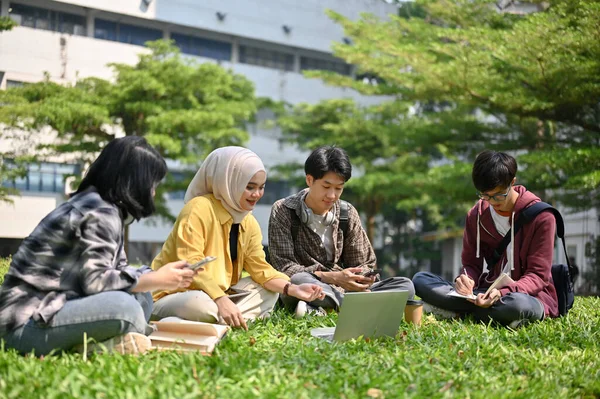 Grupa Młodych Inteligentnych Azjatyckich Studentów Dyskutuje Burzy Mózgów Nad Projektem — Zdjęcie stockowe