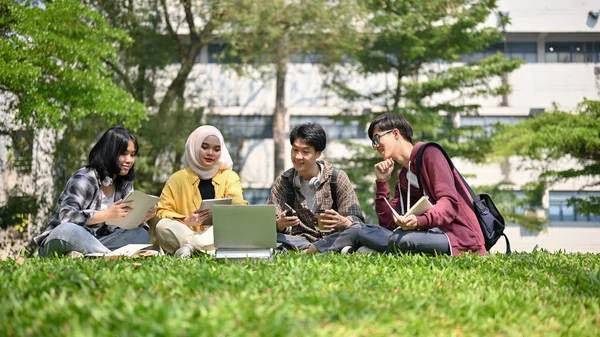 Een Groep Gelukkige Jonge Aziatische Studenten Bespreken Plannen Samen Hun — Stockfoto
