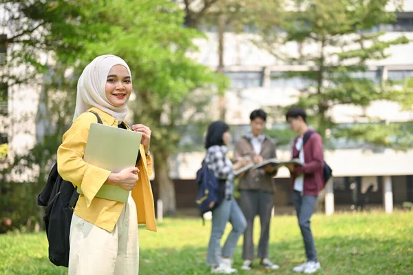 Vonzó Mosolygós Fiatal Ázsiai Muszlim Női Főiskolai Hallgató Hidzsábban Hordozza — Stock Fotó