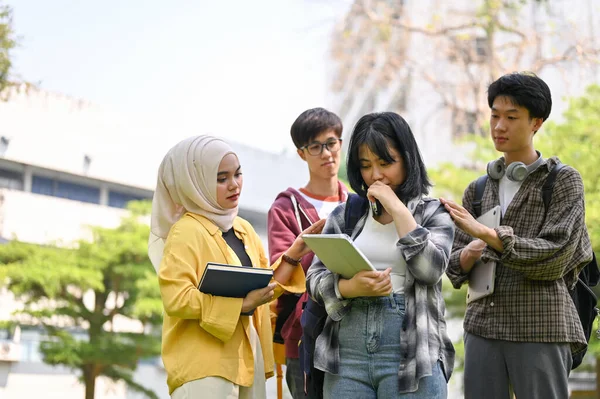 Grupo Jóvenes Amables Estudiantes Universitarios Asiáticos Diversos Están Alentando Consolando —  Fotos de Stock
