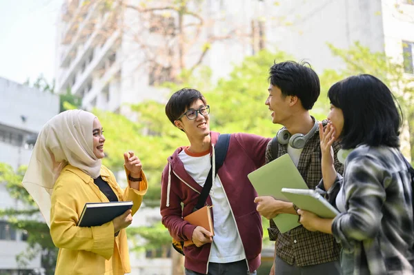 Grupo Alegres Felices Jóvenes Asiáticos Diversos Estudiantes Universitarios Están Disfrutando — Foto de Stock