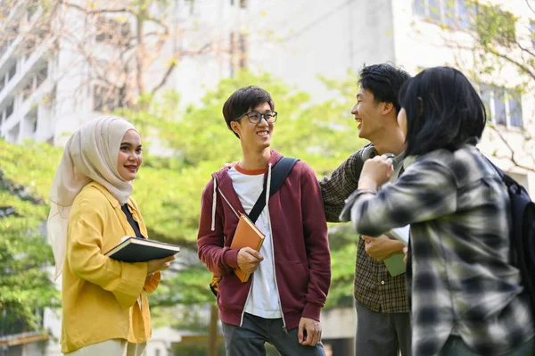 一群快乐的来自亚洲各地的年轻大学生正享受着在校园公园里聊天的乐趣 统一生活方式概念 — 图库照片