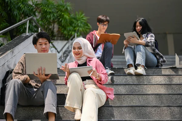 Atractiva Joven Musulmana Asiática Estudiante Universitaria Que Trabaja Proyecto Escolar — Foto de Stock