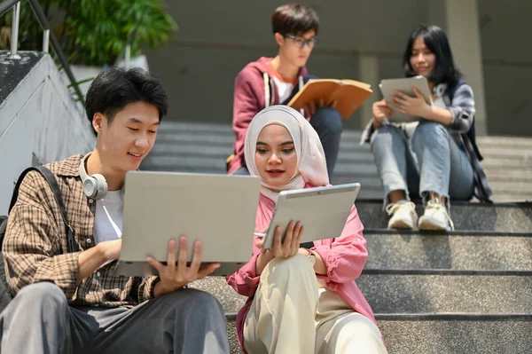 Atractiva Joven Asiática Musulmana Estudiante Universitaria Centrada Trabajar Proyecto Escolar —  Fotos de Stock