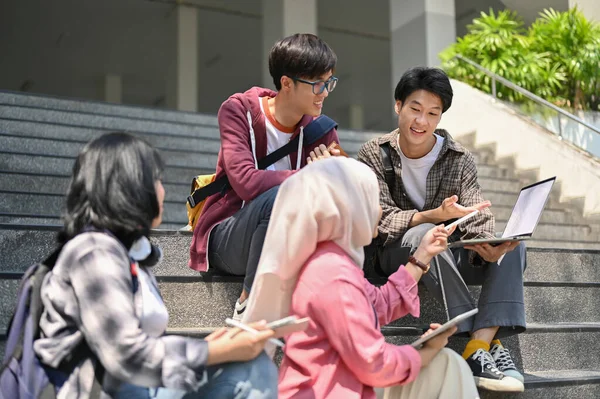 Grupo Estudiantes Universitarios Asiáticos Diversos Están Hablando Relajándose Trabajando Juntos —  Fotos de Stock