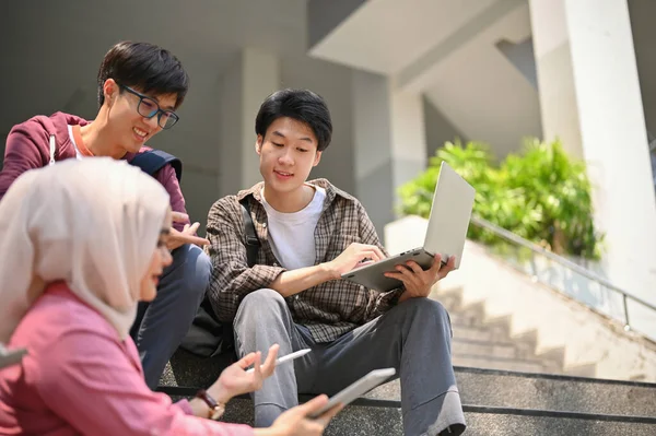 一群来自亚洲各地的大学生正在校园外的楼梯上聊天 一起做功课 — 图库照片