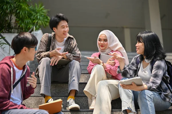 Группа Азиатских Студентов Колледжа Разговаривает Отдыхает Лестнице Пределами Кампуса Вместе — стоковое фото
