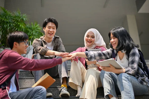 Grupa Zróżnicowanych Azjatyckich Studentów Składających Ręce Kupy Świętujących Swój Szkolny — Zdjęcie stockowe