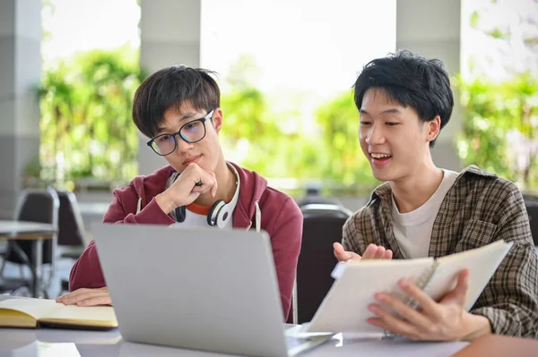 Due Giovani Studenti Universitari Asiatici Stanno Usando Laptop Brainstorming Lavorando — Foto Stock