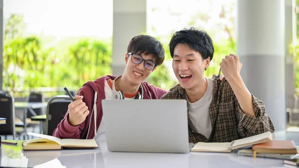 Dos Jóvenes Estudiantes Universitarios Asiáticos Inteligentes Alegres Están Mirando Pantalla —  Fotos de Stock