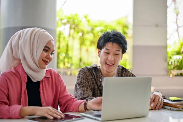 Dos Jóvenes Estudiantes Universitarios Asiáticos Están Mirando Pantalla Computadora Portátil —  Fotos de Stock