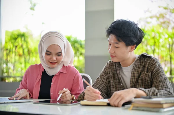 Красивая Молодая Азиатка Мусульманка Студентка Колледжа Работает Школе Своим Азиатским — стоковое фото