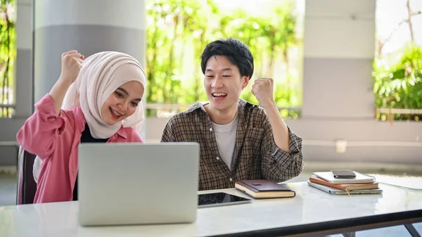 Feliz Alegre Joven Mujer Musulmana Asiática Los Estudiantes Universitarios Masculinos —  Fotos de Stock