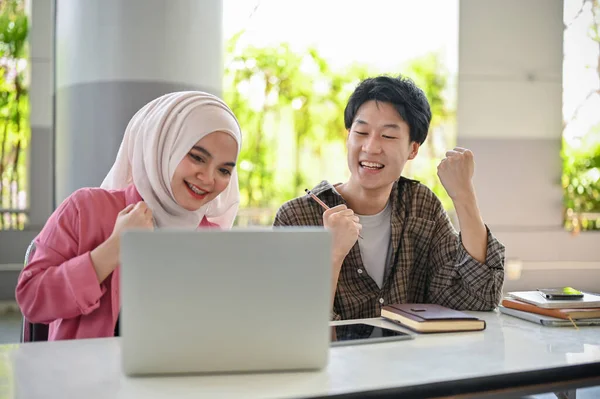 Feliz Joven Asiática Musulmana Estudiante Universitaria Celebrando Examen Puntuación Con —  Fotos de Stock